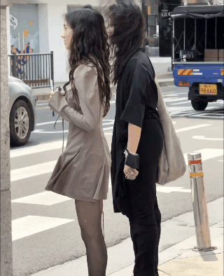 【首尔街头惊现"姐妹花"！19岁黄多多神颜暴击，这基因是真实存在的吗？】
202
