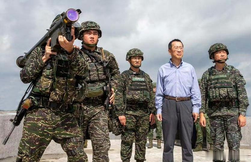 台军向伪防长顾立雄展示新到货的“毒刺”便携式防空导弹 ​​​。烽火问鼎计划 ​​