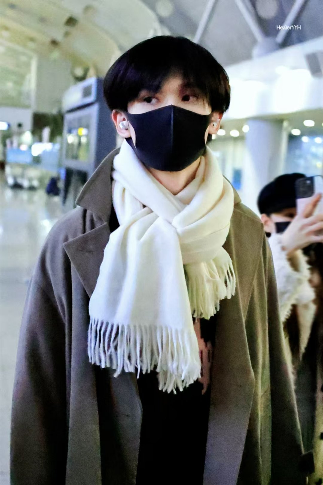 余宇涵风衣机场look 🐟 余宇涵回重庆过年了  余宇涵要回家过年啦！卡其色风