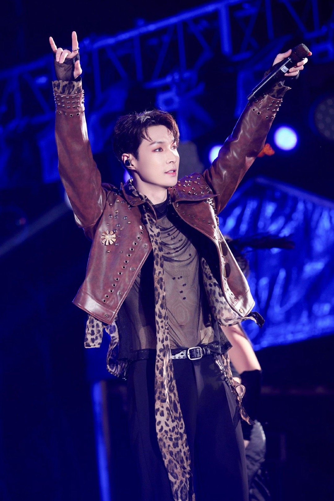 张艺兴你的兵来了 张艺兴这音乐教官当得太有范儿了！一声点名，全员响应，舞台秒变阅