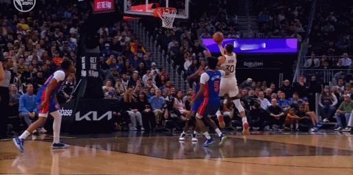 人狠话不多！斯图尔特篮下大帽库里！
在今天NBA常规赛勇士对阵活塞的第二节比赛中