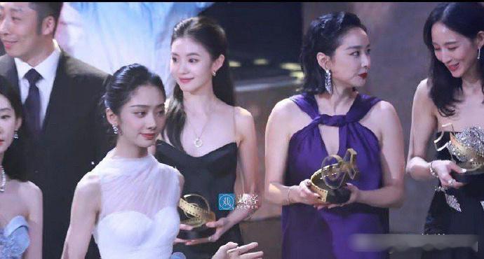 谁懂这张合照的含金量？她真是艳压群芳 