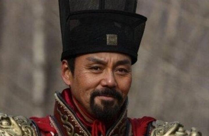 给岳飞平反的人，为什么被砍头送敌国？

1207年冬，临安城里一口木匣悄悄北上，