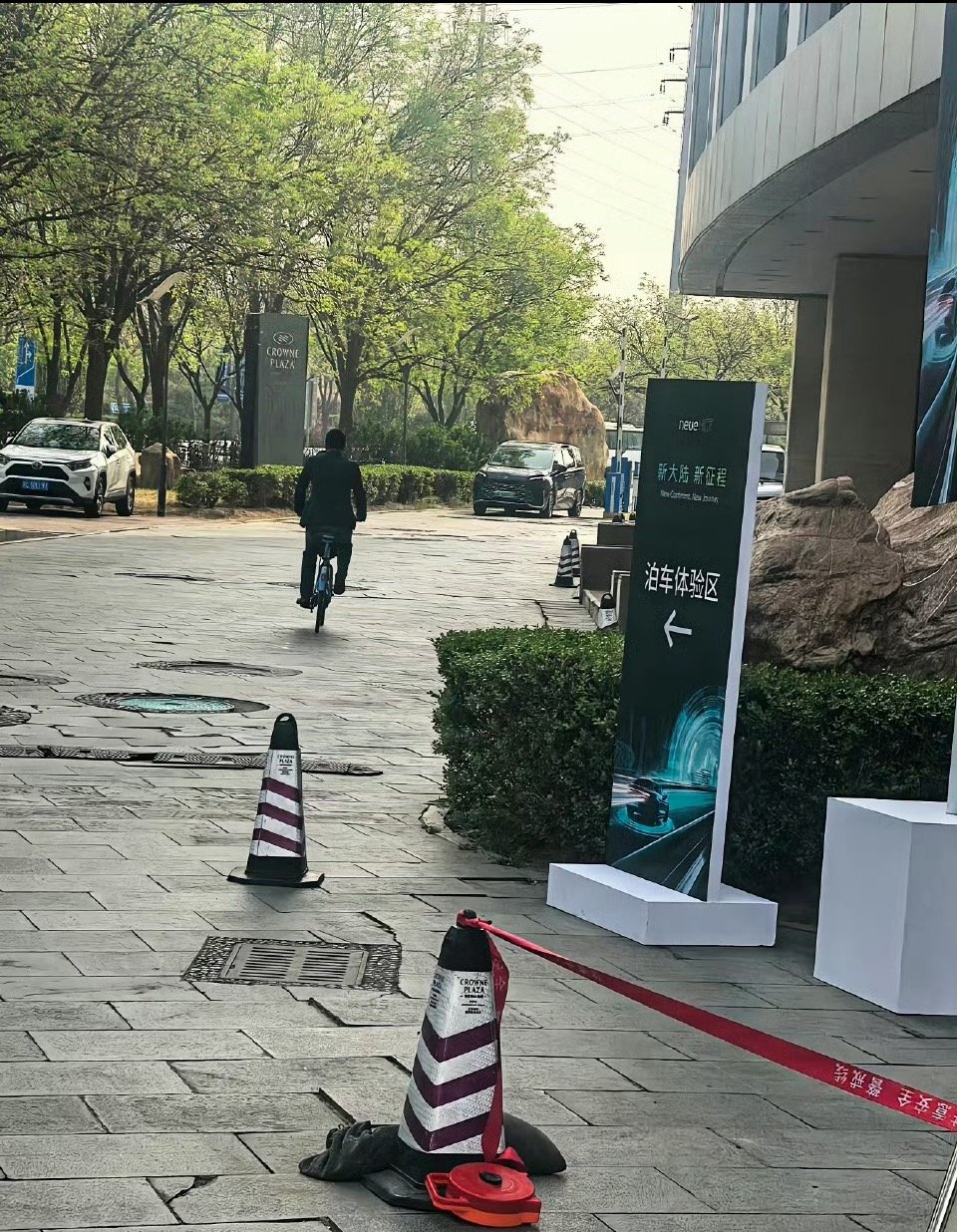 李斌骑共享单车去北京车展该省省该花花骑着自行车去酒吧😎李斌真是把热度玩明白了