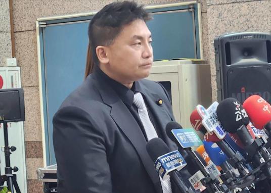 台北市长蒋万安今天出席开工典礼，被问到“你是台湾人还是中国人？”

他回答：“我