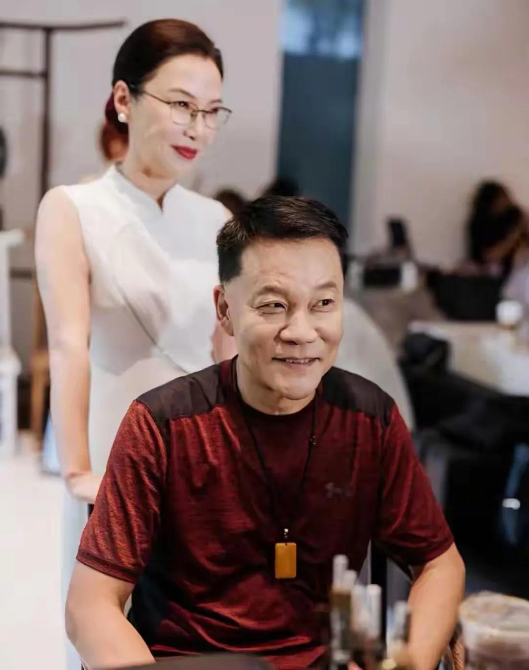 甜蜜蜜，你笑得甜蜜蜜。离开错的婚姻，才能遇见对的人。无论男女，独立优秀是根本。要