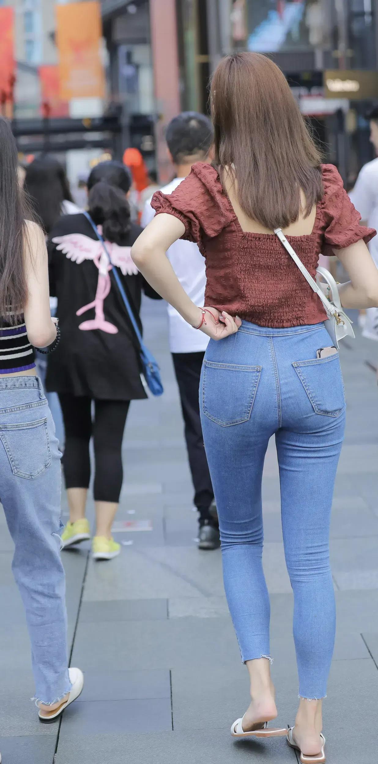这姑娘的牛仔裤好显腿长啊！看看气质女神的穿着搭配吧 性感修身牛仔裤 女牛仔裤穿搭