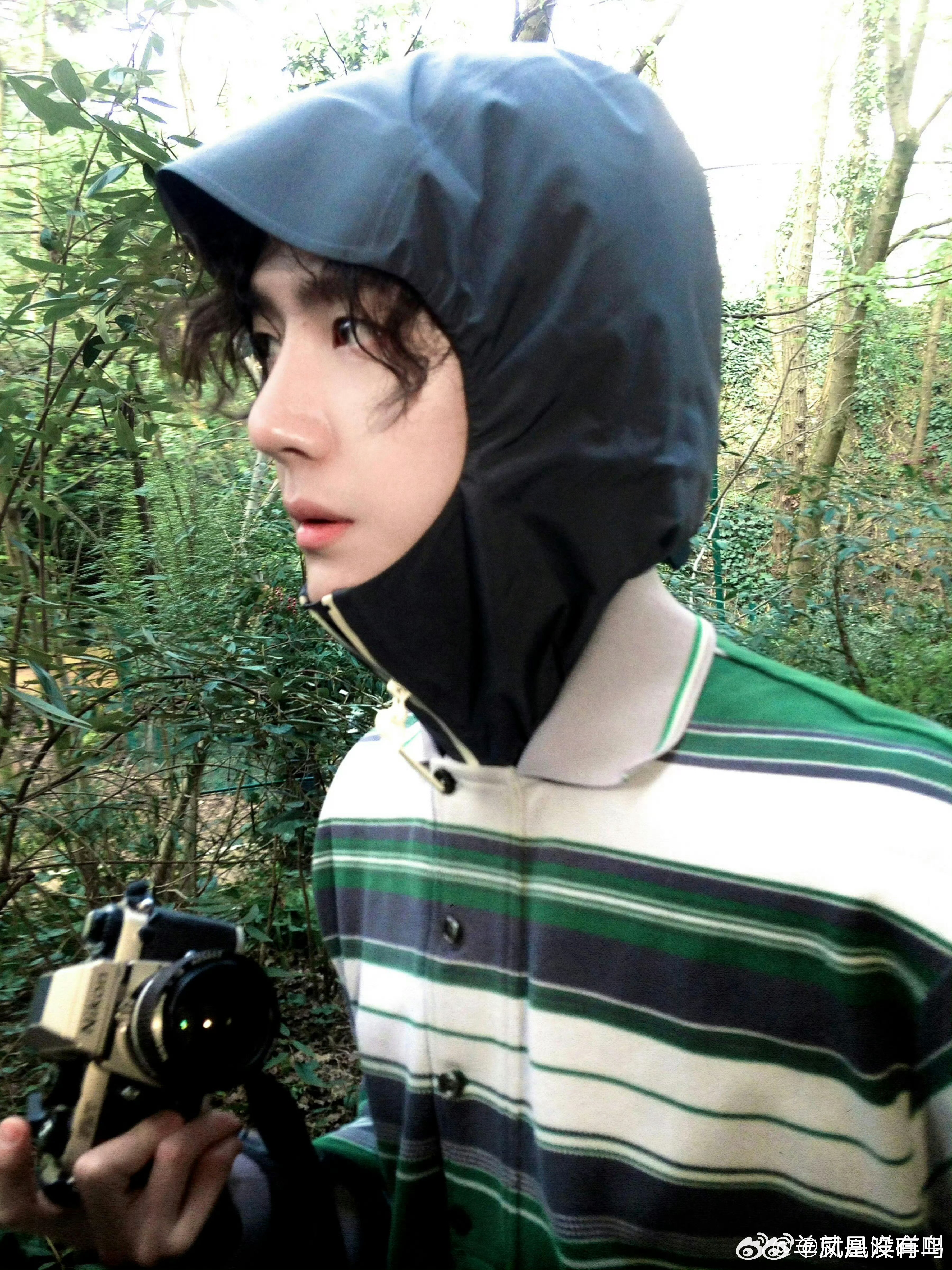 好久没看见如此潮男的王一博🥲形容不上来感觉，就很wechat高质量男头 