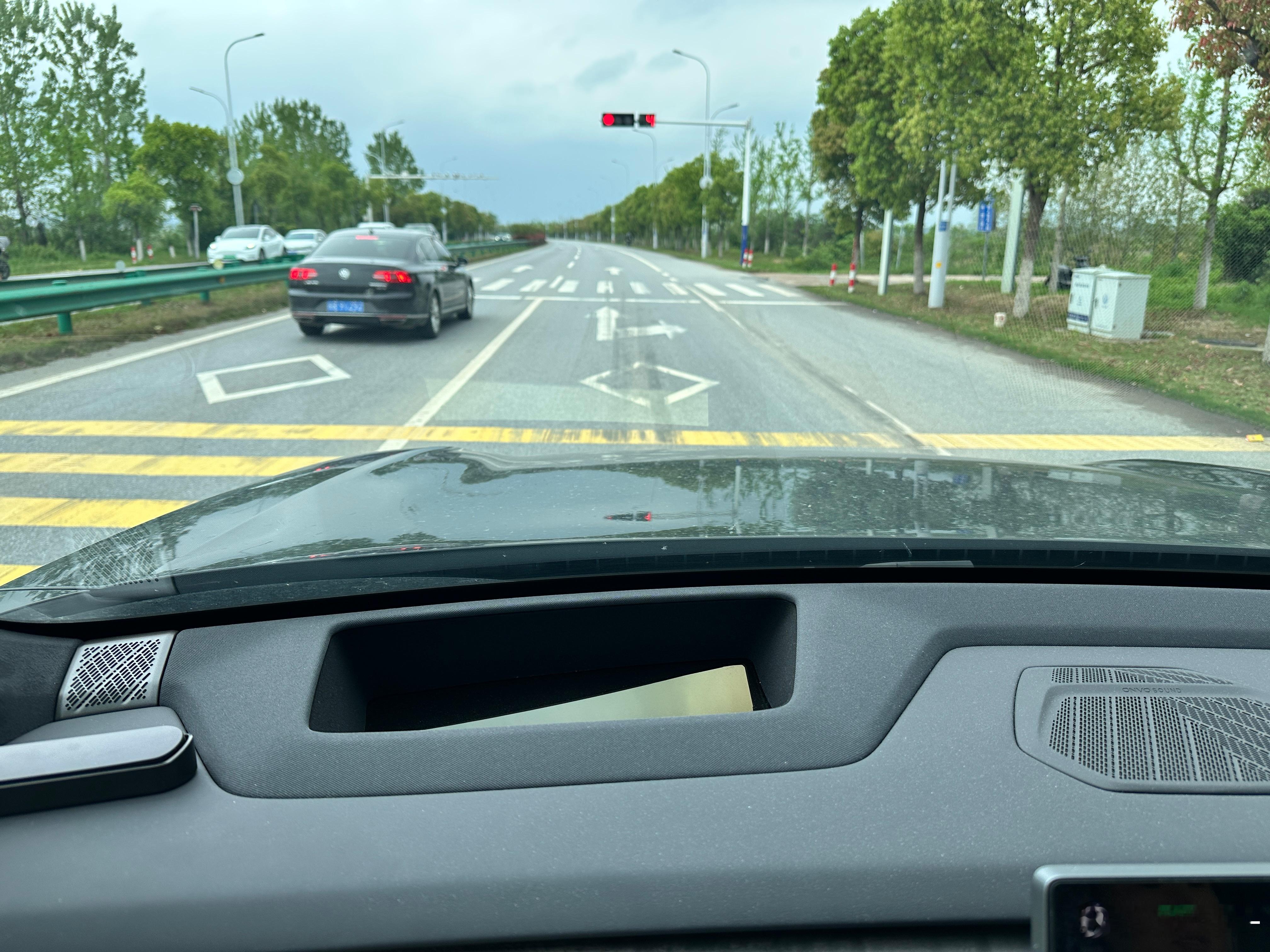 乐道的智驾确实得升级了，识别不准停止线。如果路口有多条横线，经常会识别错，远远停