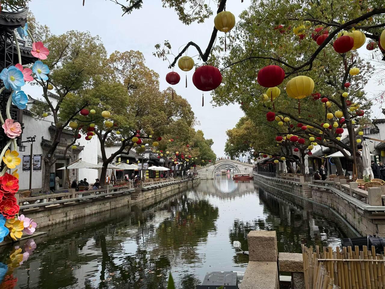 无锡南长街夜景｜灯映运河，一梦入江南[星星眼]

华灯初上，无锡南长街便换上了绝