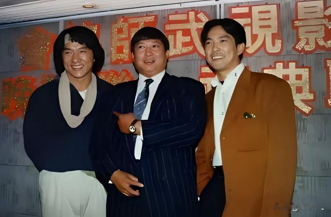 成龙、洪金宝、元彪当年经常合作拍摄功夫喜剧电影，三人同为七小福师兄弟。当年合作过