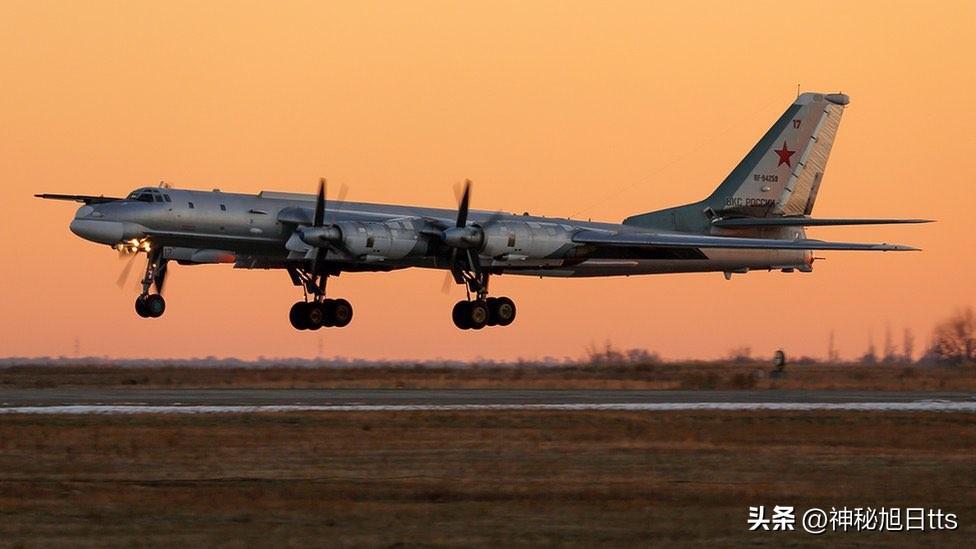 乌克兰国安局摧毁俄军恩格斯基地一架Tu-95战略轰炸机

乌克兰总统泽连斯基（V