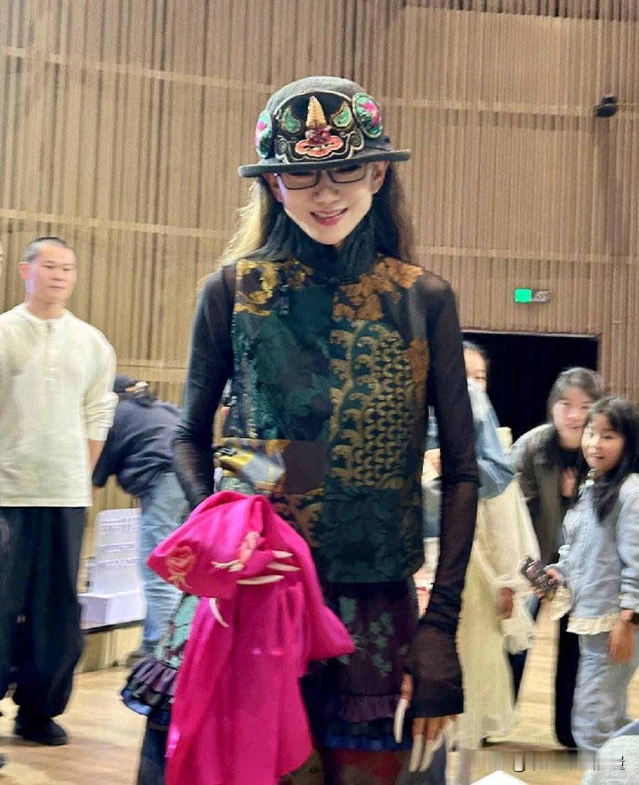 很久没见杨老师了，好想见一面。