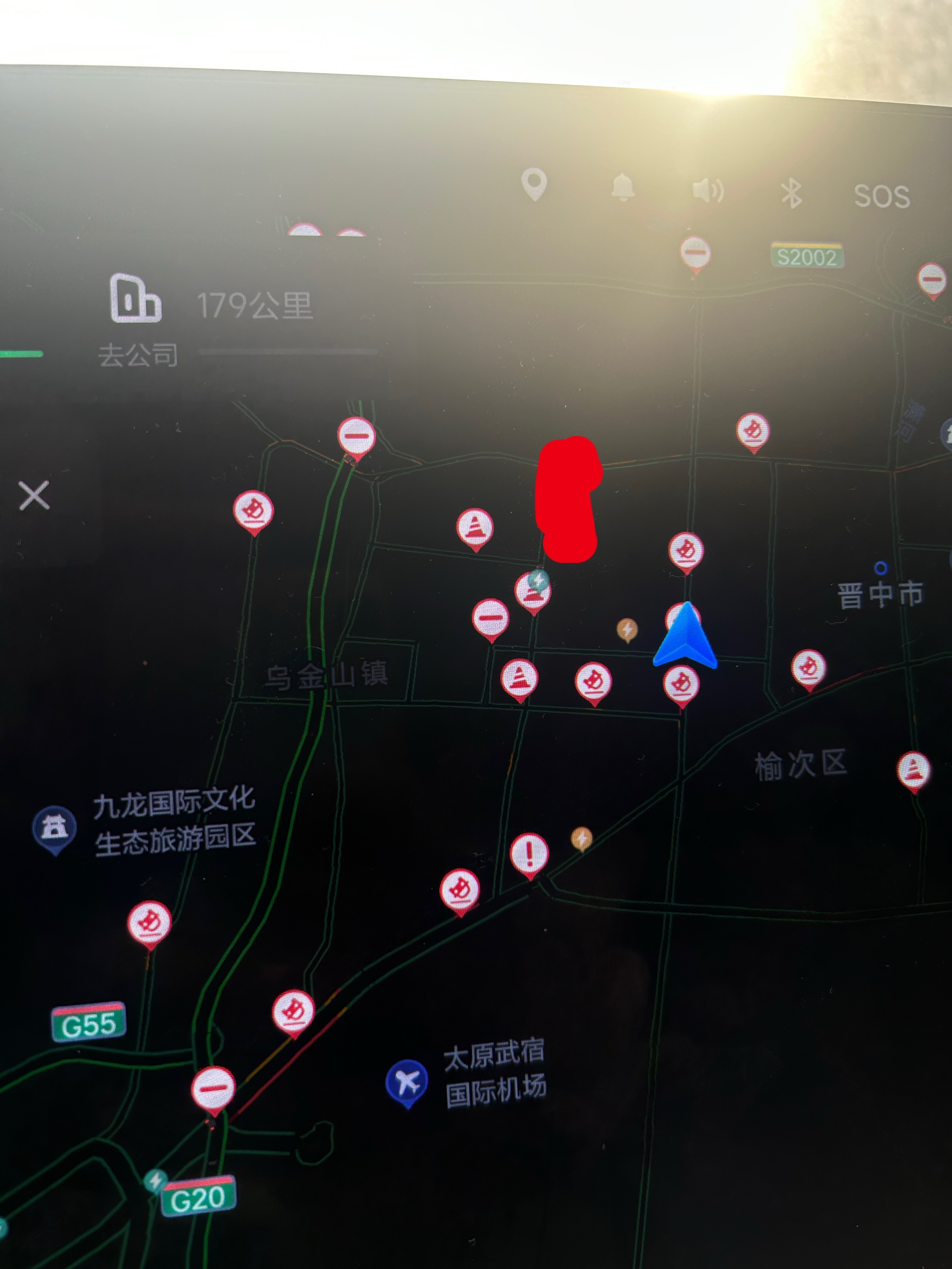 要不考驾照加个湿滑路面驾驶呢？一条主路护栏倒了1/4，这谁受得了？ 