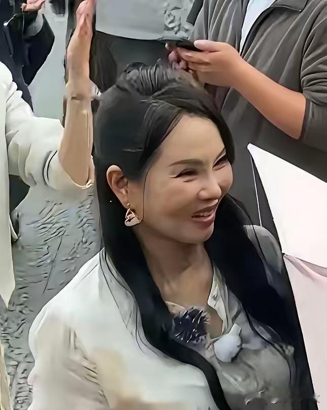 旁边要是不站着秦昊，我根本认不出来伊能静！她老公为了事业也是没办法，不然早就分了