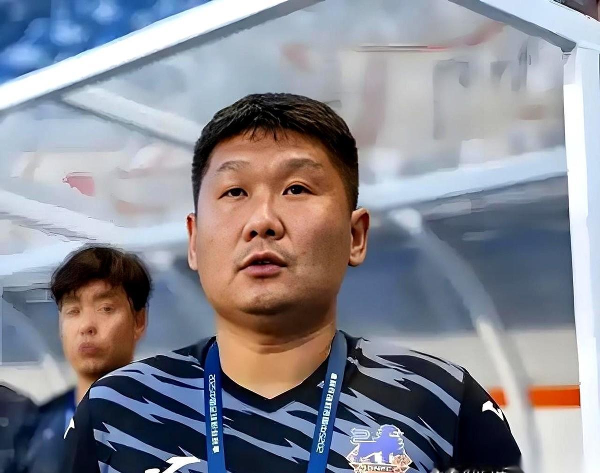 你知道最狠的面试是啥样的吗？
就是你把未来的老板，按在地上摩擦了个遍。
然后他爬