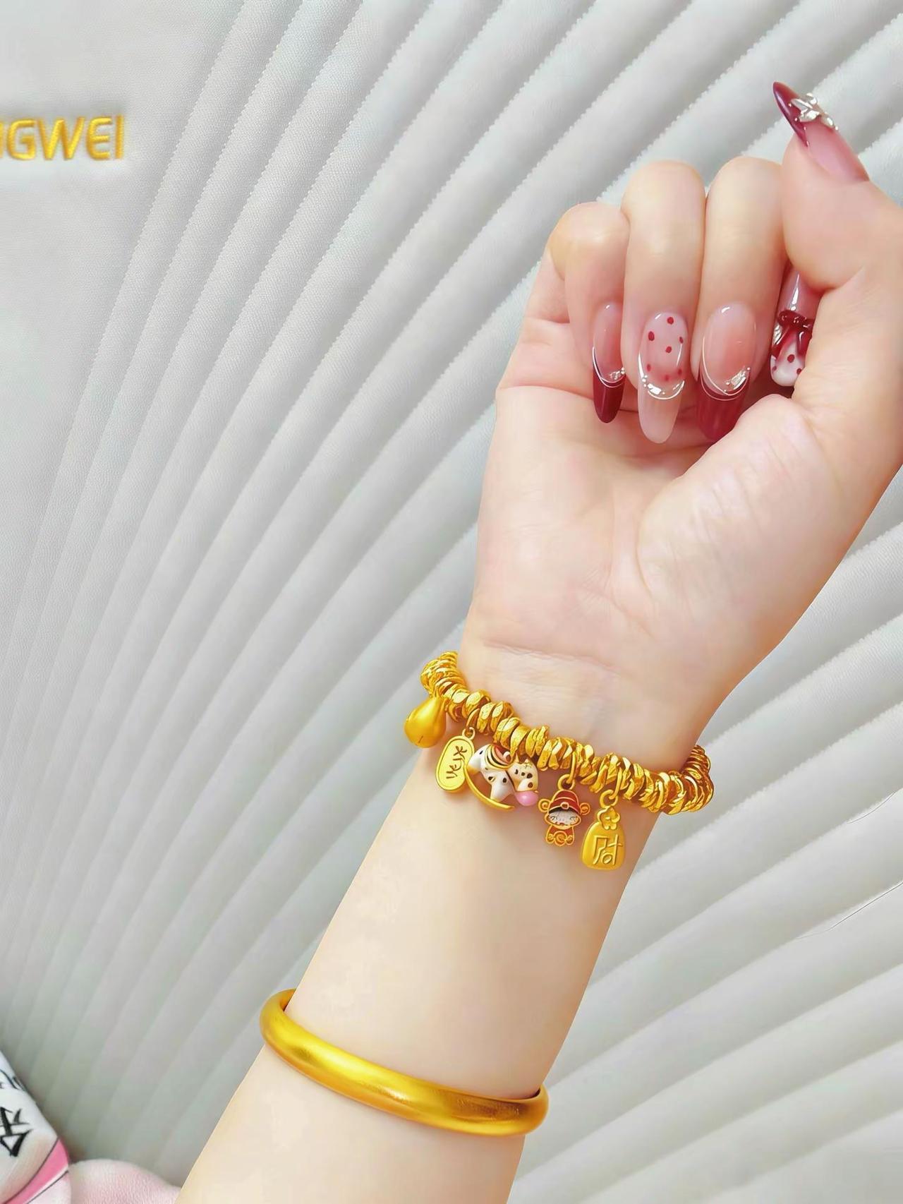 喜欢的东西自己买，有人宠是惊喜，自己买是能力，爱自己是浪漫的开始