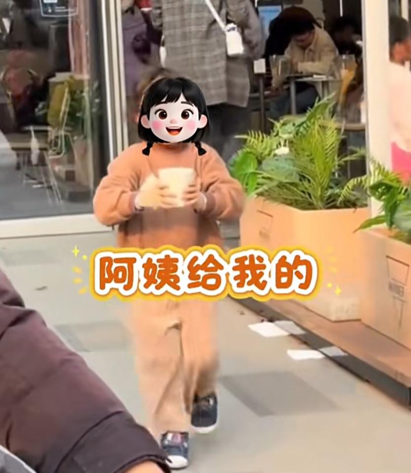 近日，浙江绍兴天地商场美食区发生一起引发广泛关注的事件：一名五六岁女孩为锻炼独立