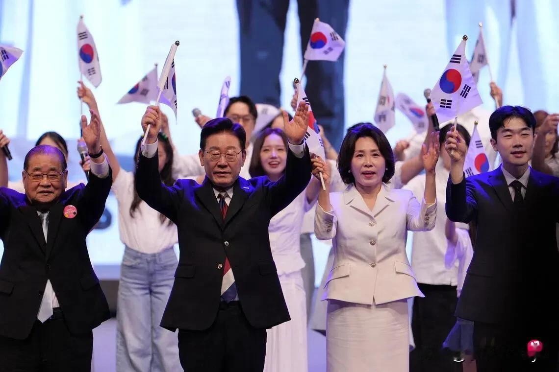 联合早报8月16日报道：“韩国总统李在明在光复节讲话中首次提出，由韩朝战争相关当