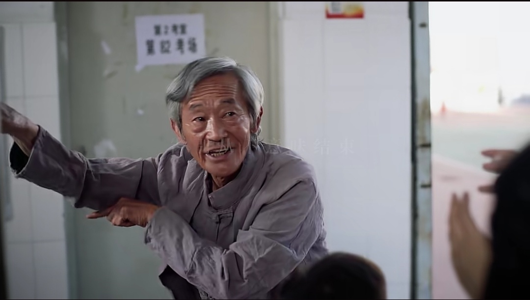 一路走好，陈翔六点半团队成员妹爷去世。真的不敢信，那个总在陈翔六点半里逗得我们哈