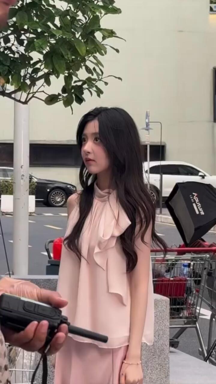 柳柳拍商务了柳柳商务 妈耶！柳柳首个商务路透直接美到我反复拉进度条！简约柔和的穿