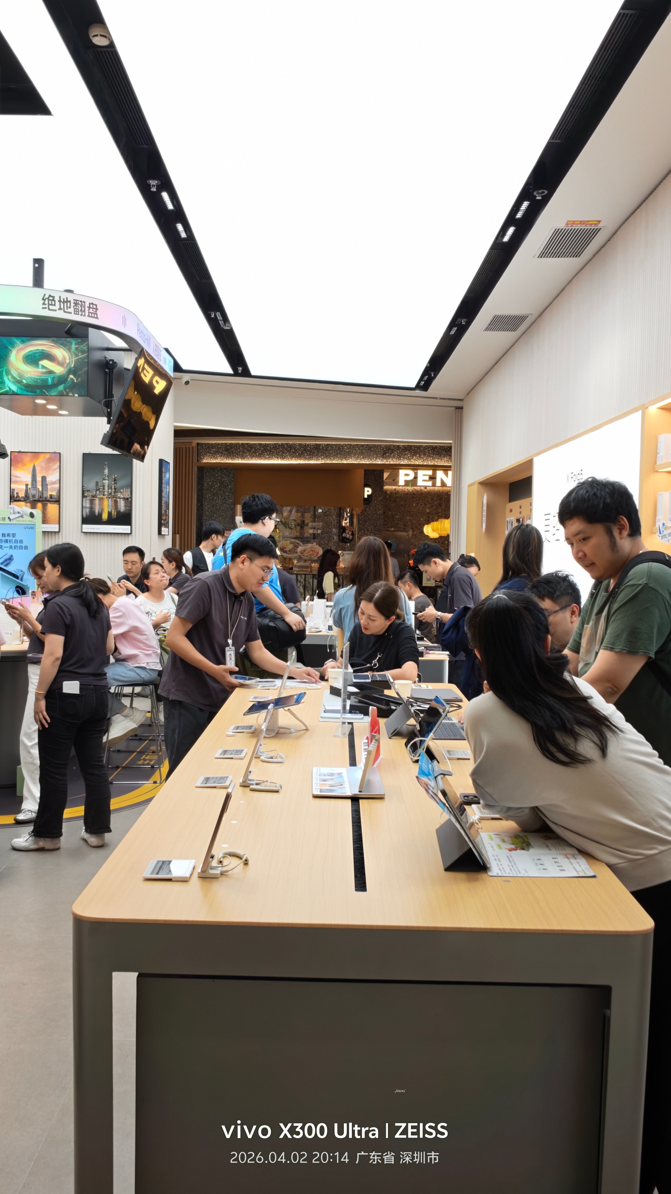 X300系列热度爆表，没想到店里都人挤人，爆款实至名归！！！ 