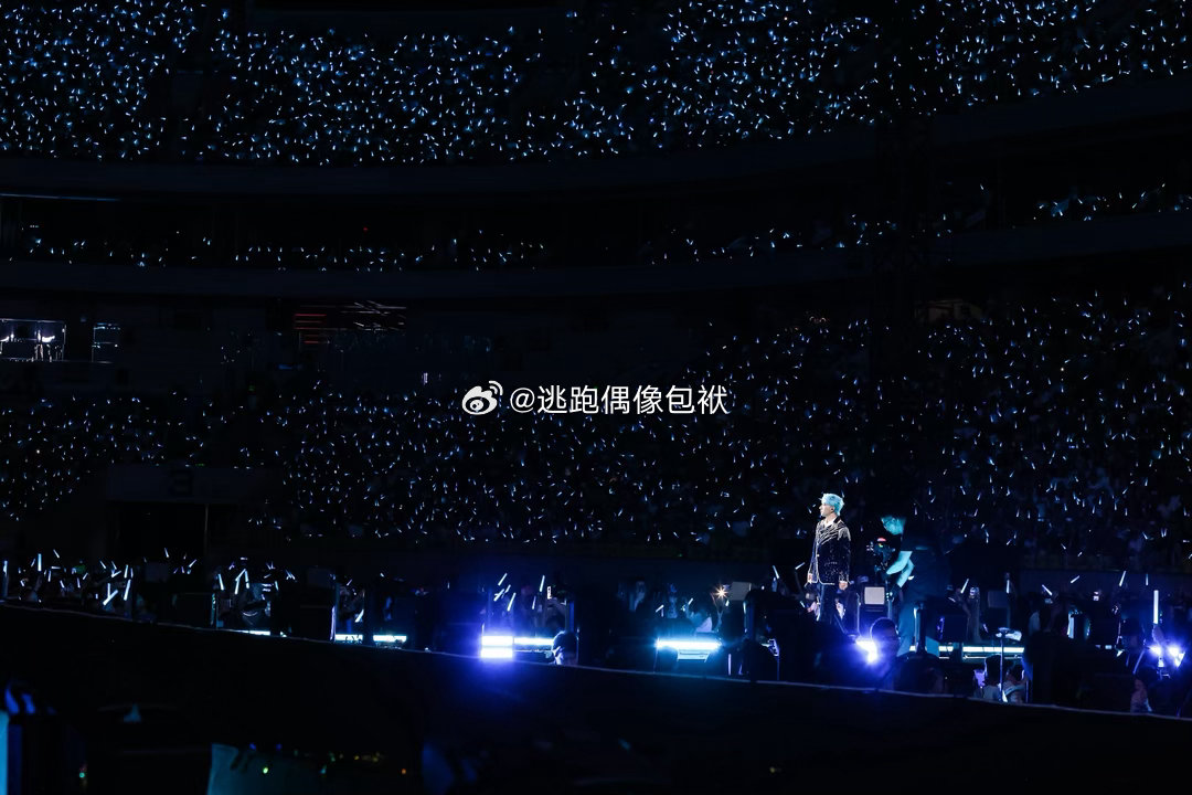海来阿木落泪海来阿木给自己擦眼泪面对满场星海般的灯牌，海来阿木难掩动容悄悄抹掉眼