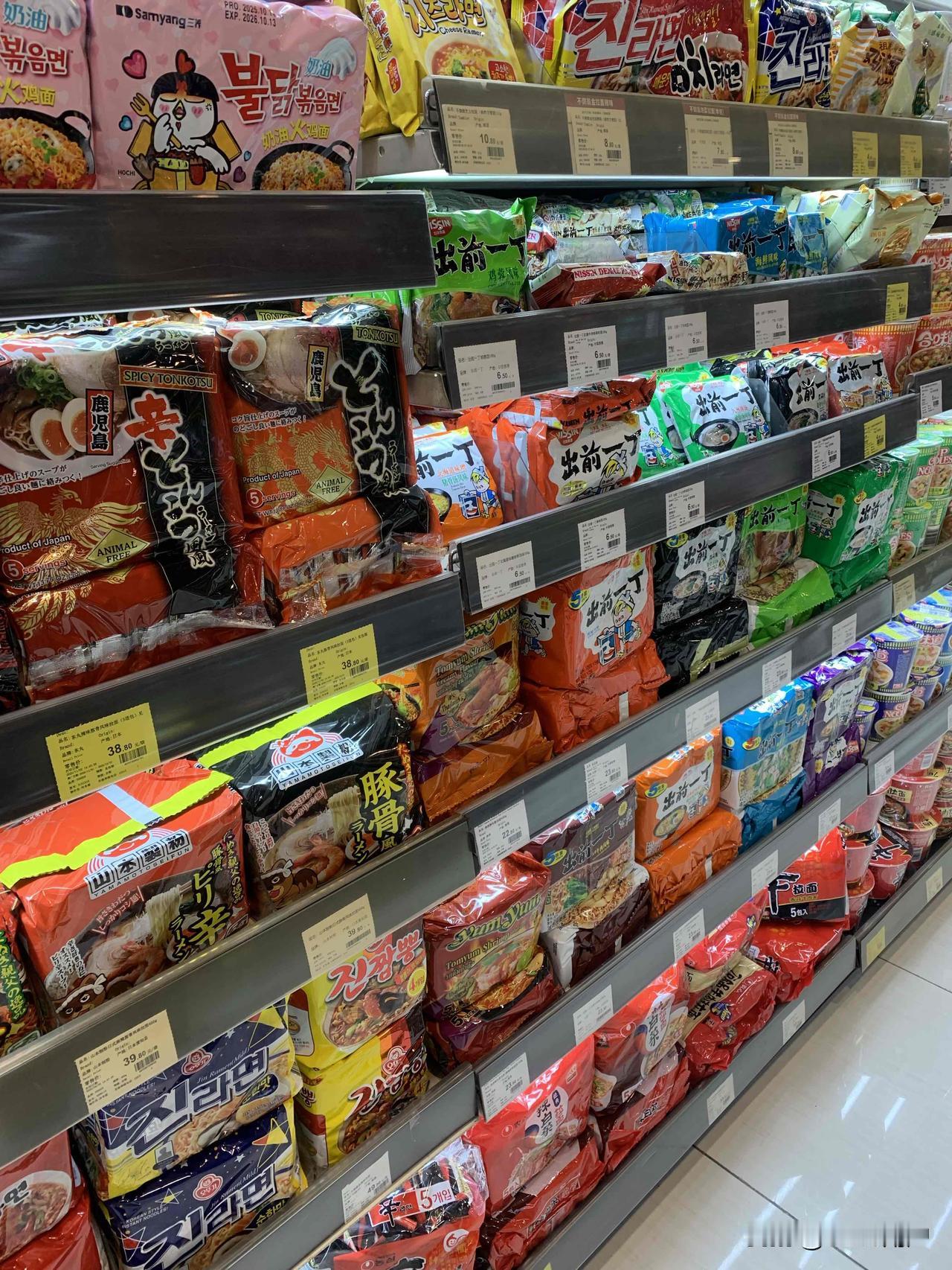 今天到苏宁广场礼阁仕想去买中萃面的，找了好久终于找到方便面区，一看没有中萃面，问