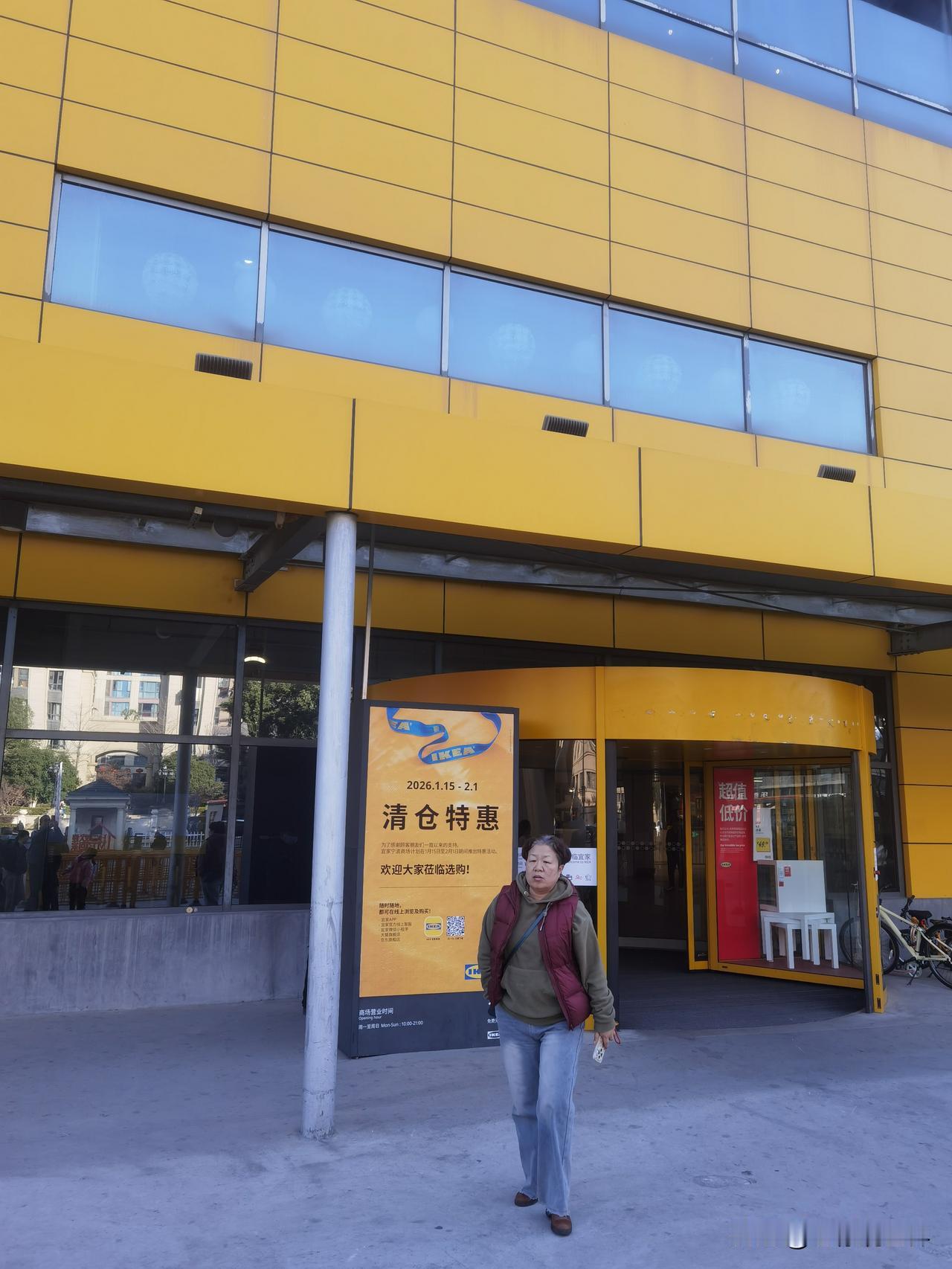 宁波宜家商场，官宣闭店后的第一个周日，前来扫货的人络绎不绝，甚是热闹啊！

不图