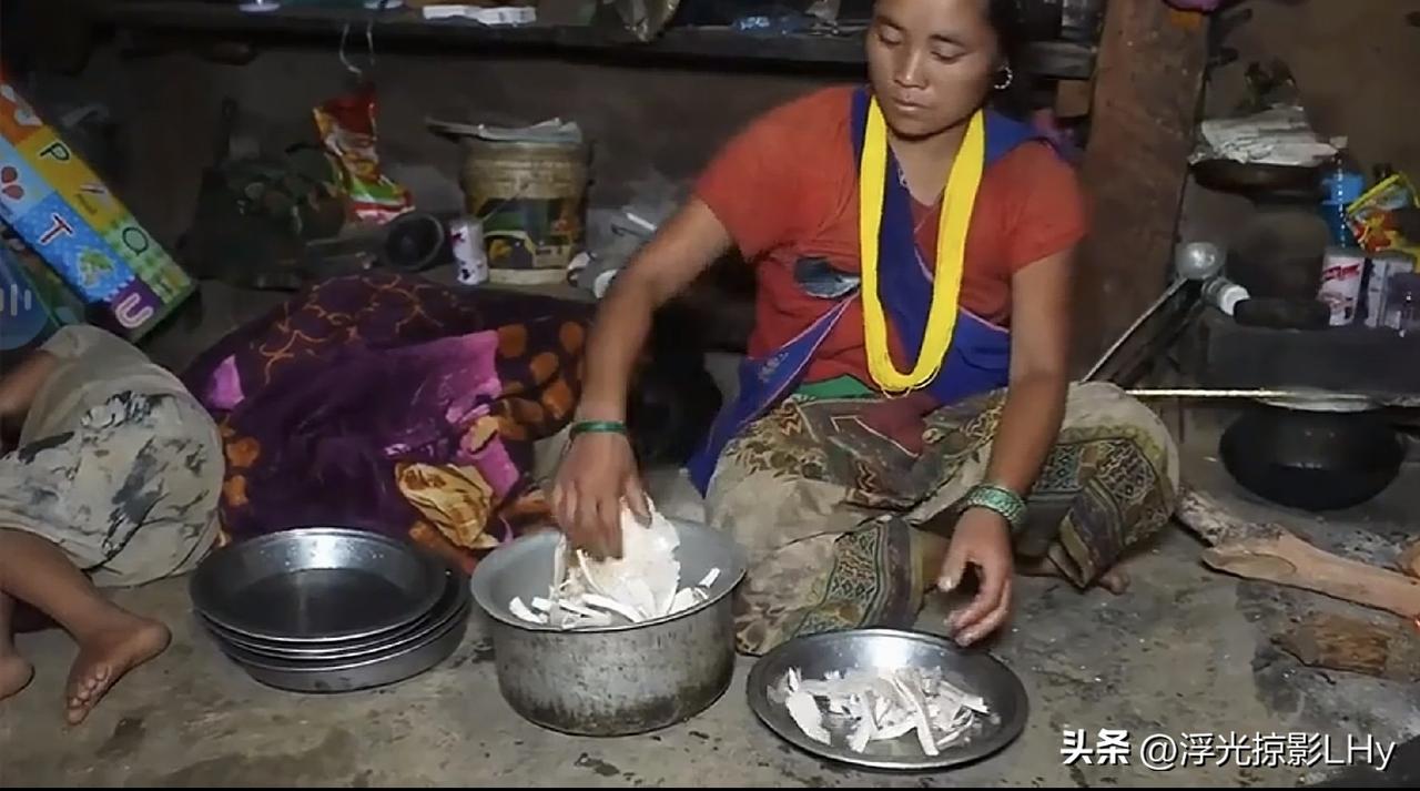 生活富裕，野生鸡枞是稀世珍宝。如果贫穷，它就是一种充饥的野菜。

2024年雨季