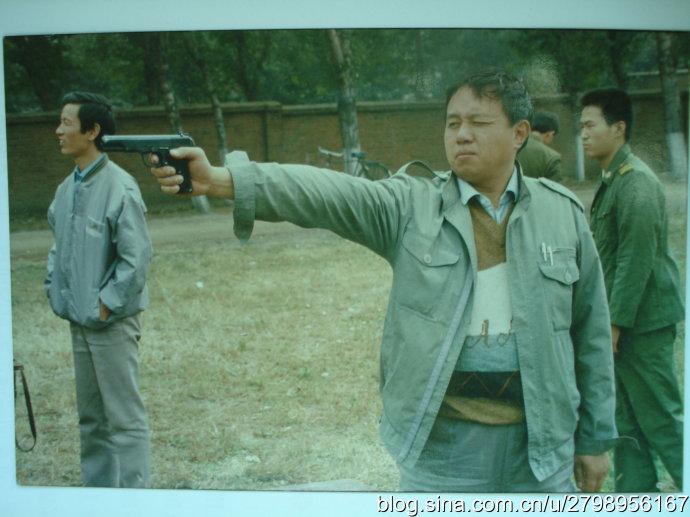 五四式手枪打靶之际，握住枪身，体会它的重量。待子弹上膛，扣动扳机，“砰”的一声，