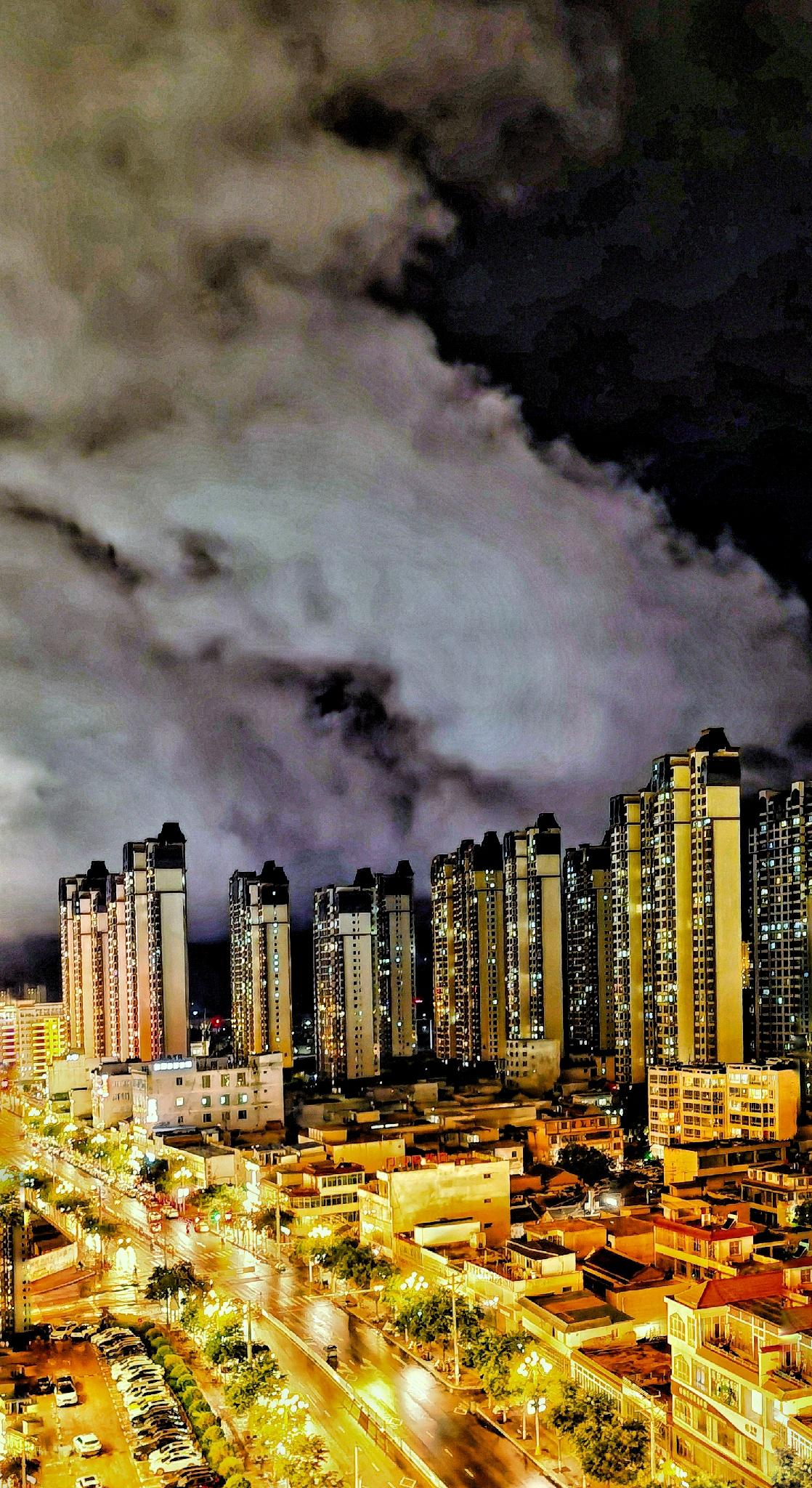 夜幕下的城市灯火璀璨，高楼林立，车流如织，繁华都市的魅力尽显。