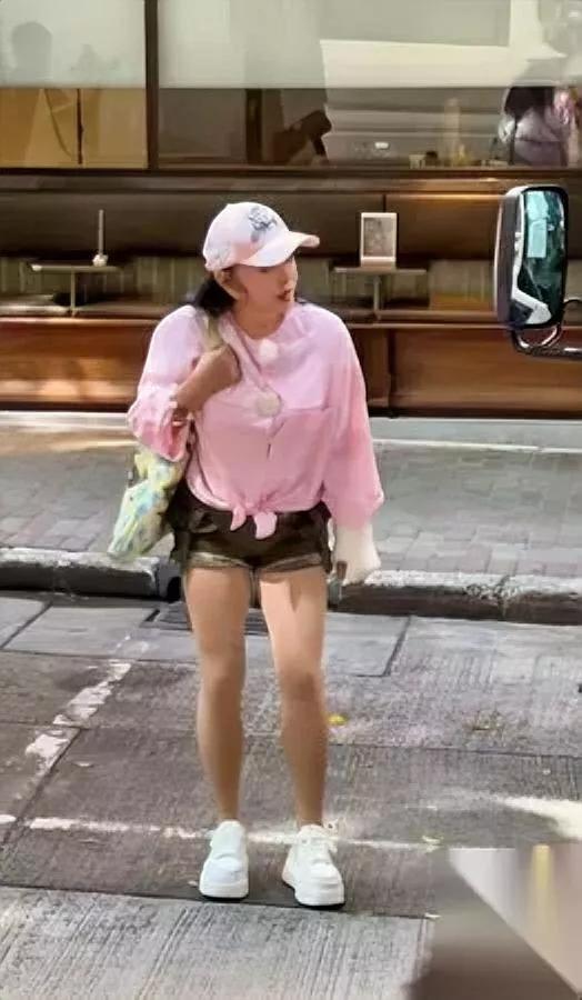 刘晓庆75岁，像开挂！

她把“老”字撕了。

我盯着她直播跳操那双腿，肌肉线条