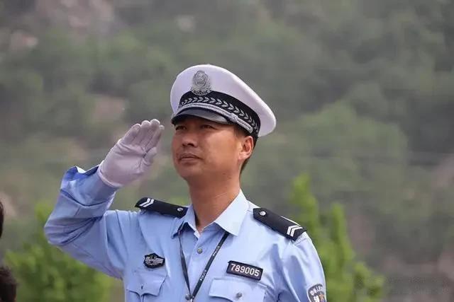 这是江苏省灌云县交警大队的“最美交警”侍东亮，“奔跑哥”、“守护神”、“警察爸爸