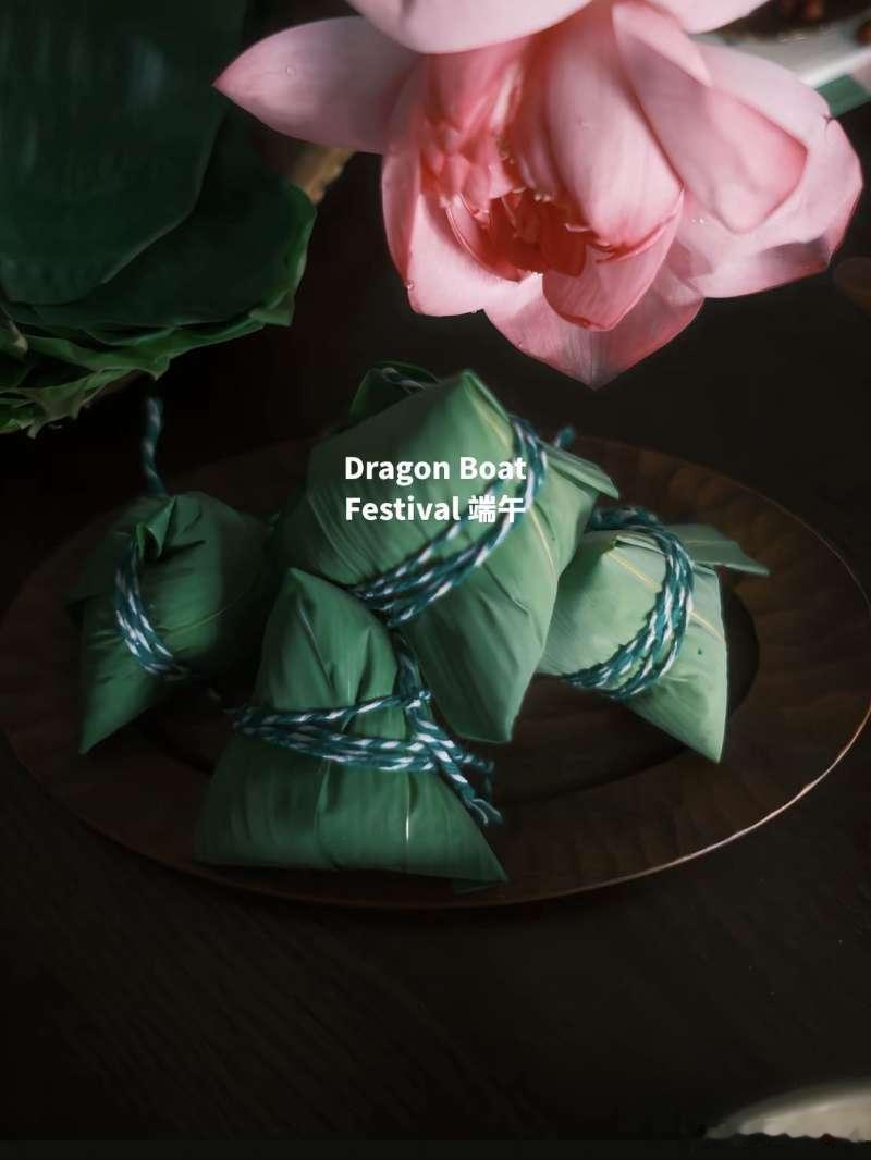 端午文化焕发新生 菖蒲绕户，粽叶藏福，人间端阳，岁岁清安。荷风漾，粽米香。唯愿您