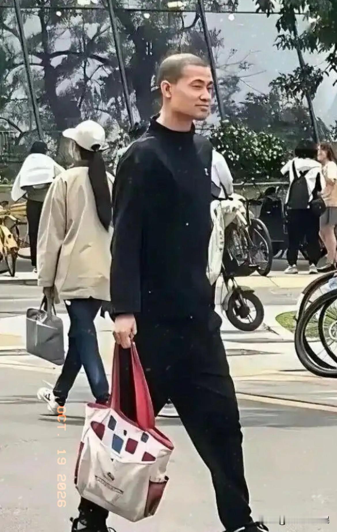 35岁的韦东奕在燕园现身。

褪去了当年矿泉水配白馒头的标签，高瘦的身形配上利落