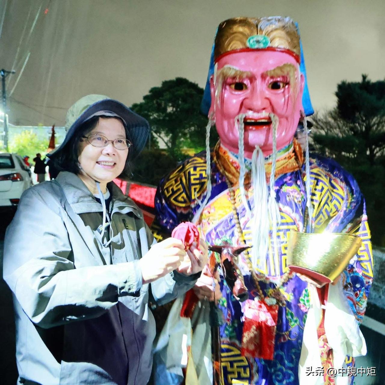 我的邻居邀请我参加元宵遶境活动。

蔡英文今（3日)晚间在脸书发文称，今年的炉主