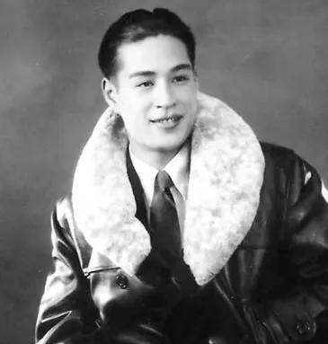 金焰当年凭《大路》火遍上海滩，是三十年代上海滩公认的“电影皇帝”，身边从来不乏示