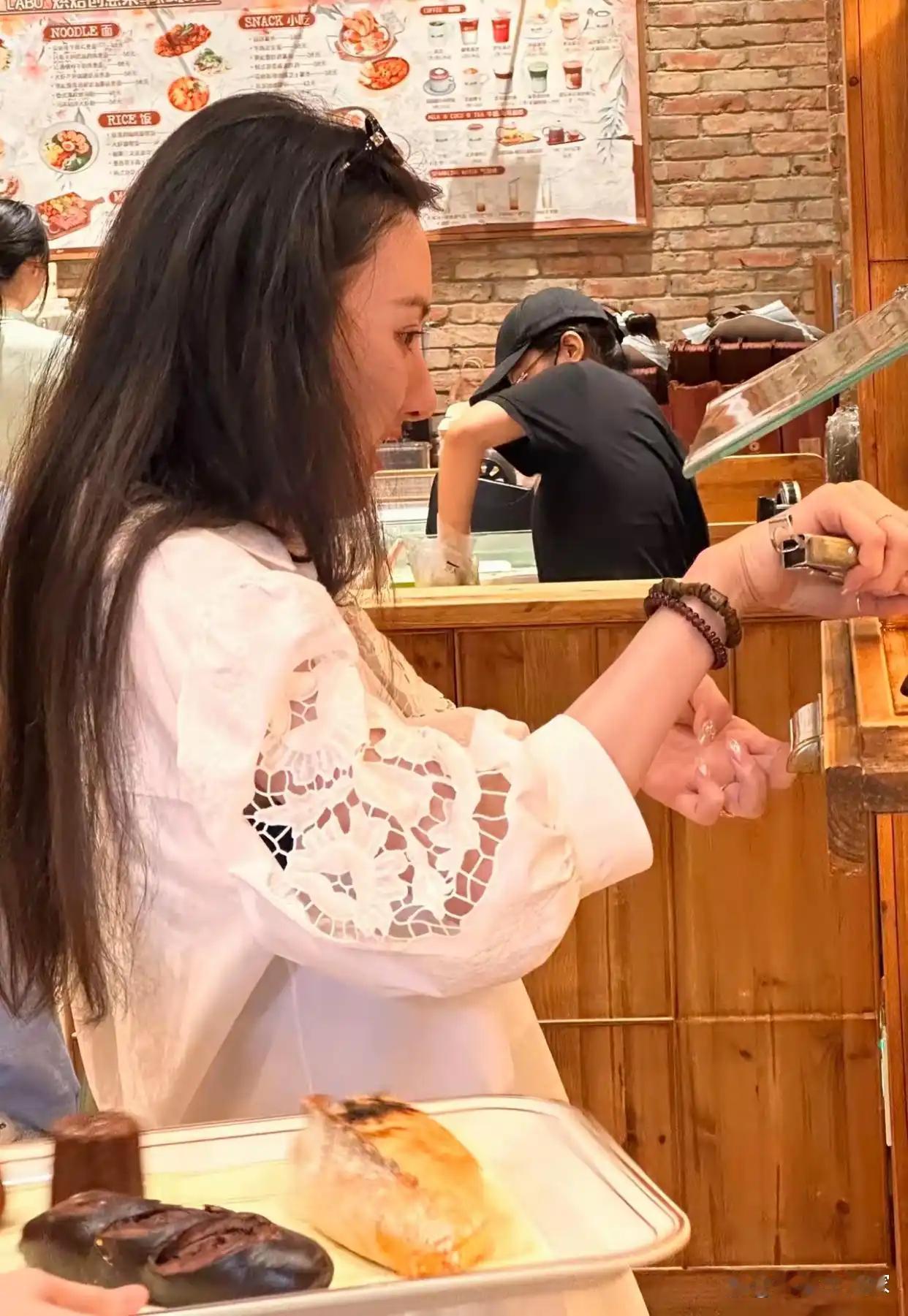 天津面包店偶遇宋祖儿，真人五官精致，樱桃小嘴，侧颜神似张柏芝 