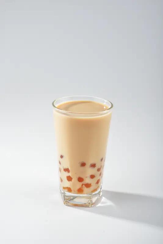 5月13日，贵州一女子河边“放生”奶茶?拍摄者称放生奶茶之前还念了经，水务部门回
