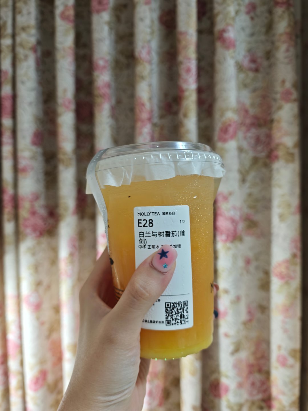 奶茶狂魔鼠尾草 今天喝茉莉奶白的白兰与树番茄最近是不是树番茄供应链也跑通了，树番
