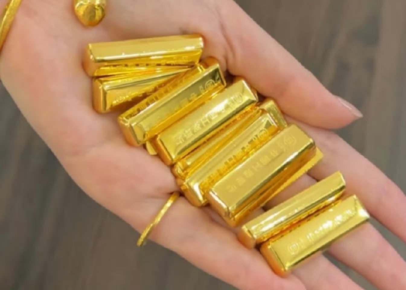 黄金大幅回落现在金价真是跌跌起起落落也是反映了国际形势吧 