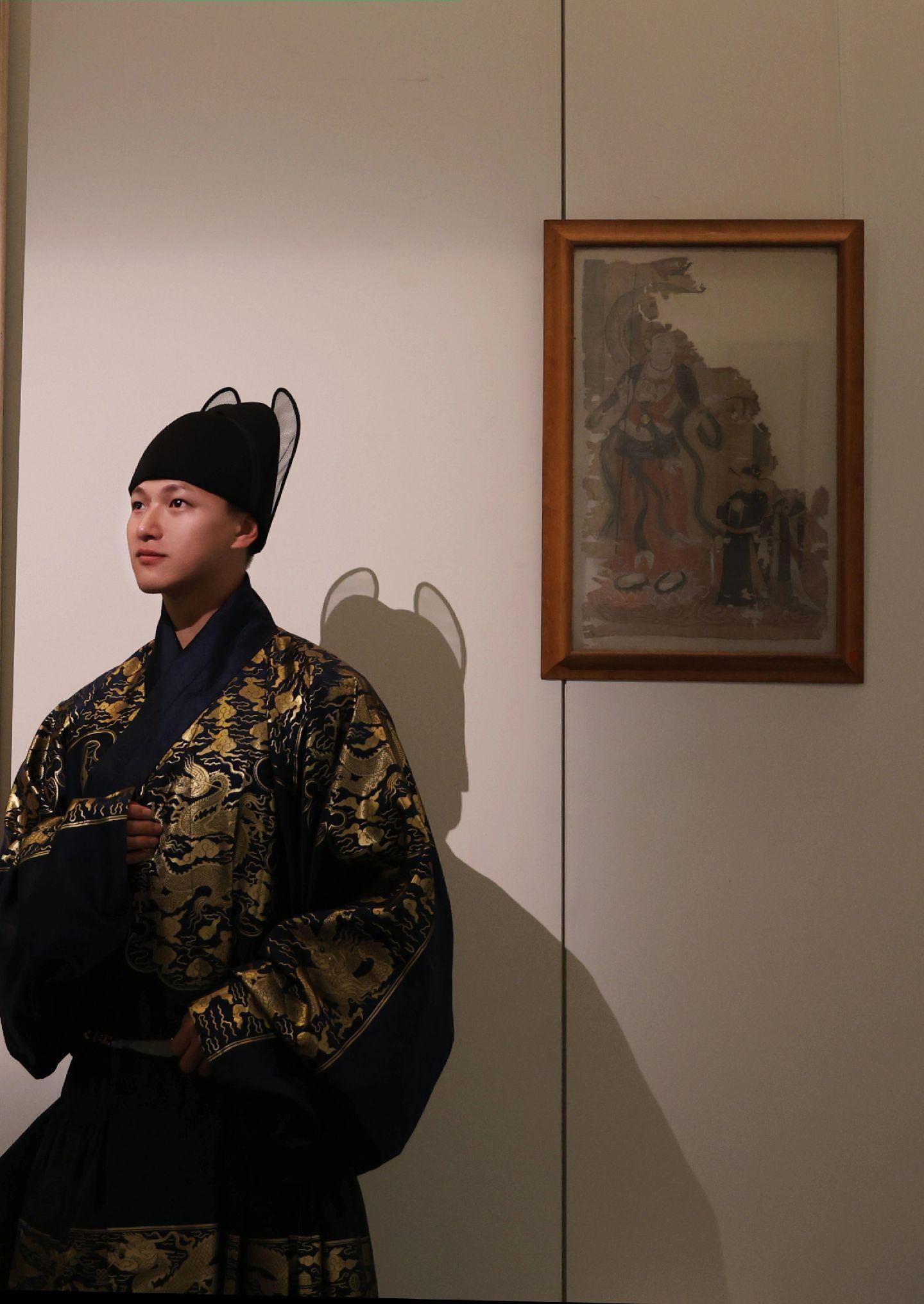 汉服寻珍-法国吉美博物馆敦煌莫高窟之画。巴黎吉美国立亚洲艺术博物馆藏
伯希和带回的敦煌莫高窟之物 1
最近会陆续分享拍摄的所有在展文物，法文不佳附上介绍展牌。敦煌莫高窟大量的供养人像是重要的服饰文化见证和汉服复原的参考 此图应为晚唐五代十国时期。供养人描摹出一个父母女三口之家。男主人袍下可清晰看见内层衣物的打褶。
