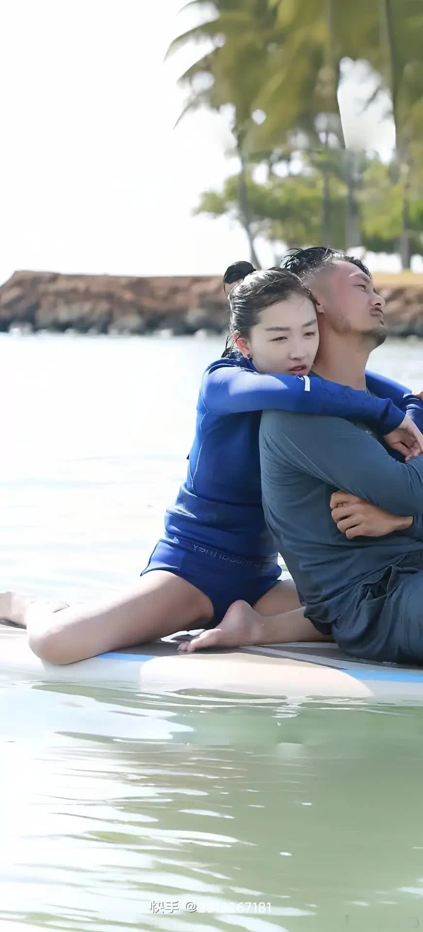 我的抖音生活日记：户外泳装美女倾情自拍，展现自信风采。 