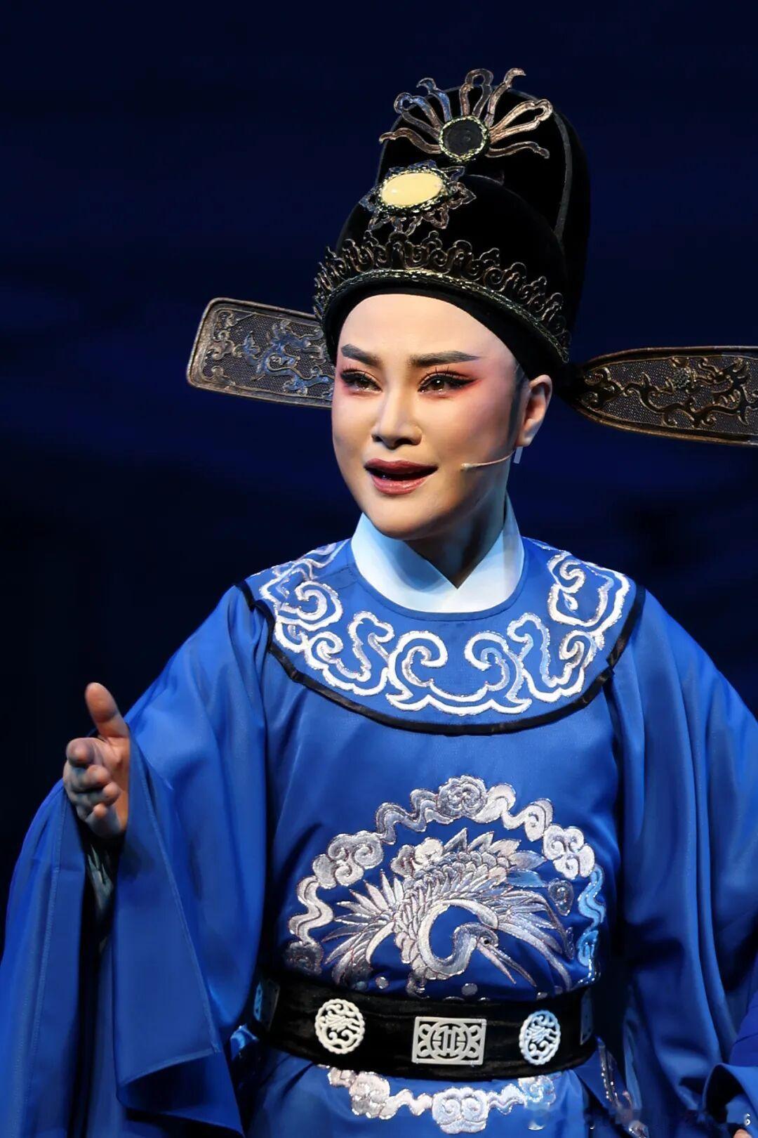 *      有人说：“越剧有一种纯粹直观的美。”有网友入坑的第一句，就是《梁祝
