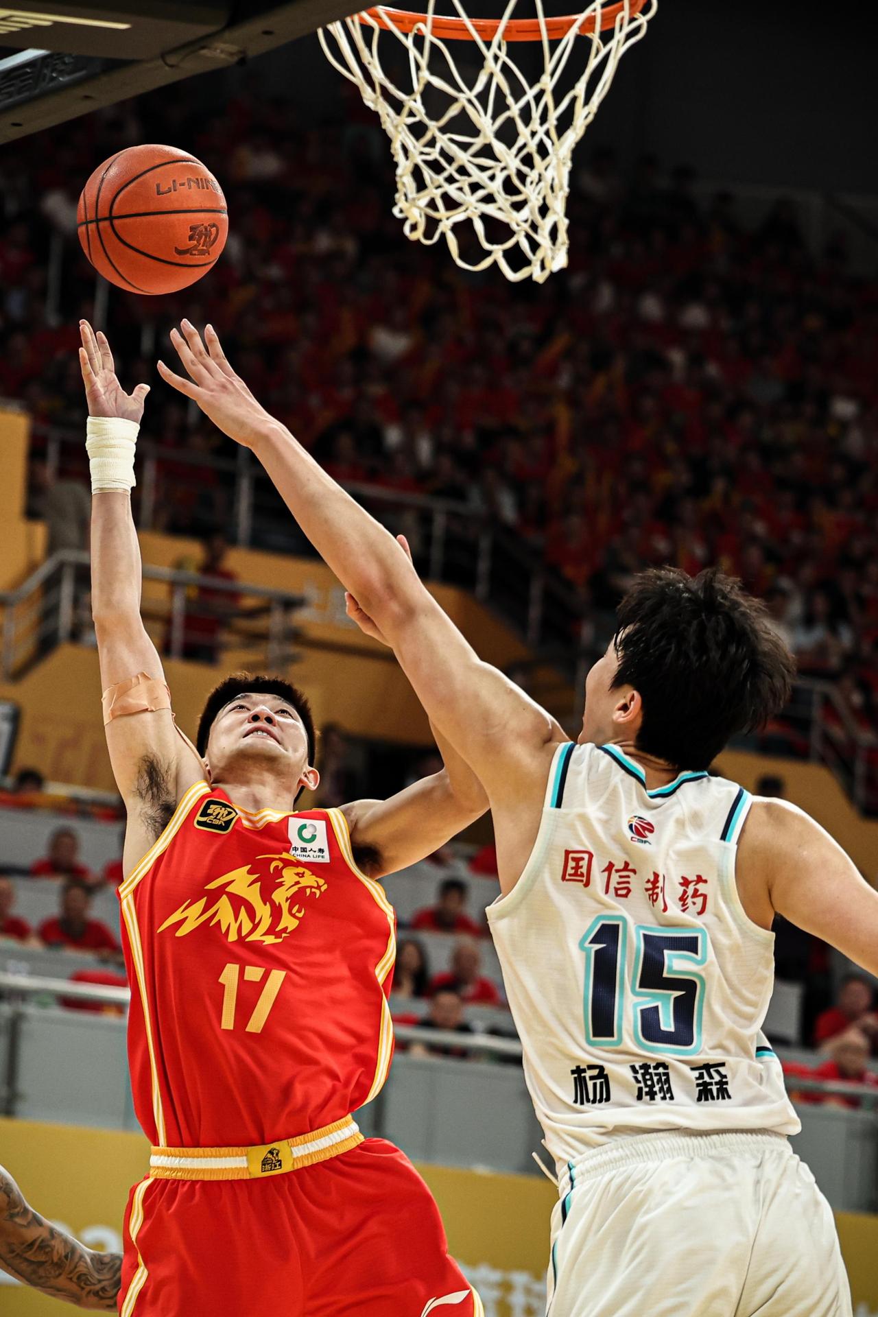 上头条聊CBA：从热血到冷静，篮球的魅力何在？
最近，CBA联赛的热度再一次飙升