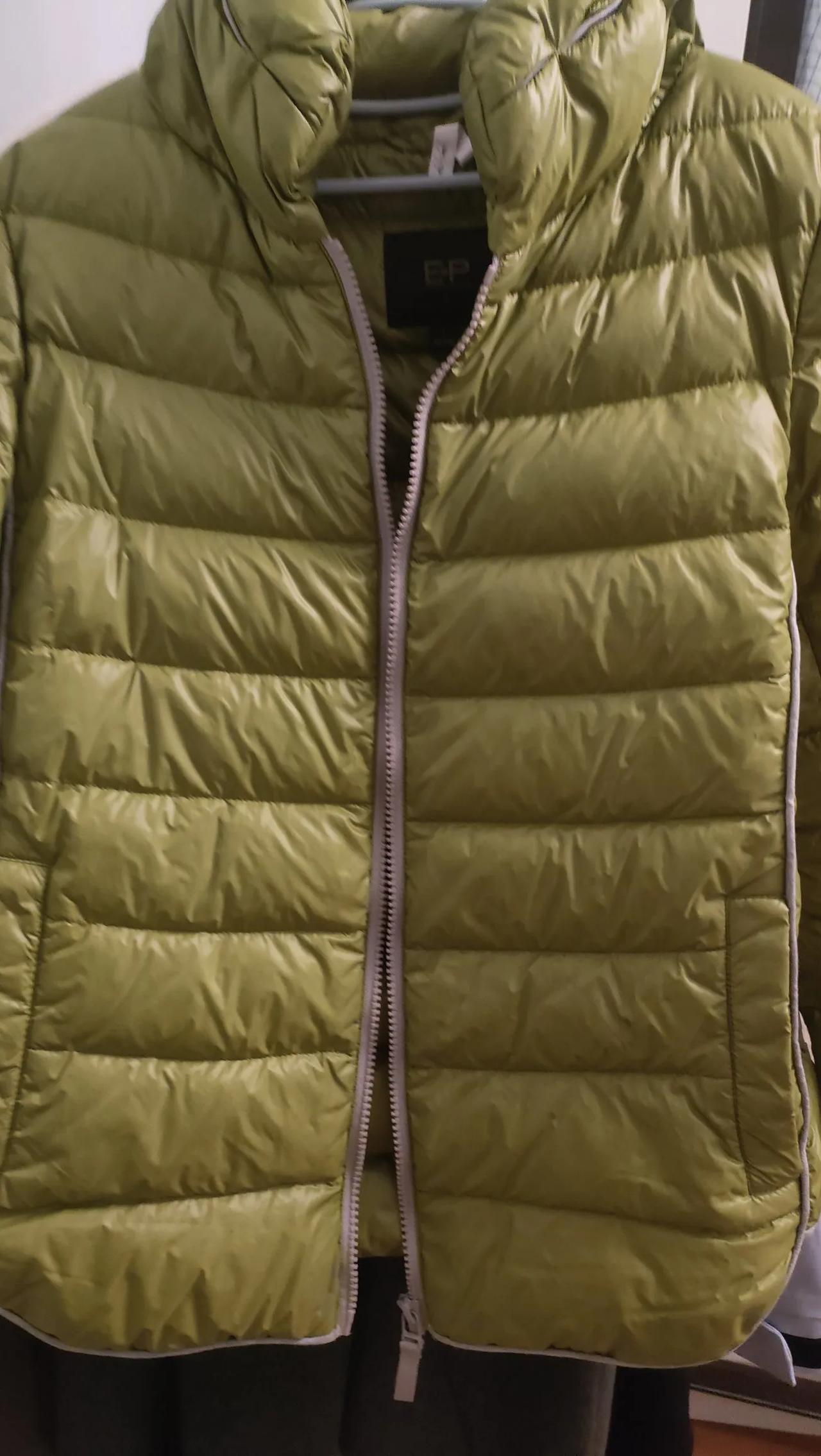 今年听说又流行排骨羽绒服了，我想起了柜子底有一件，牛油果的颜色，有几年没穿了。