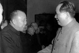 1949年建国前夕，周总理在会议上宣读国家干部名单时，念到了傅作义的名字，他当即