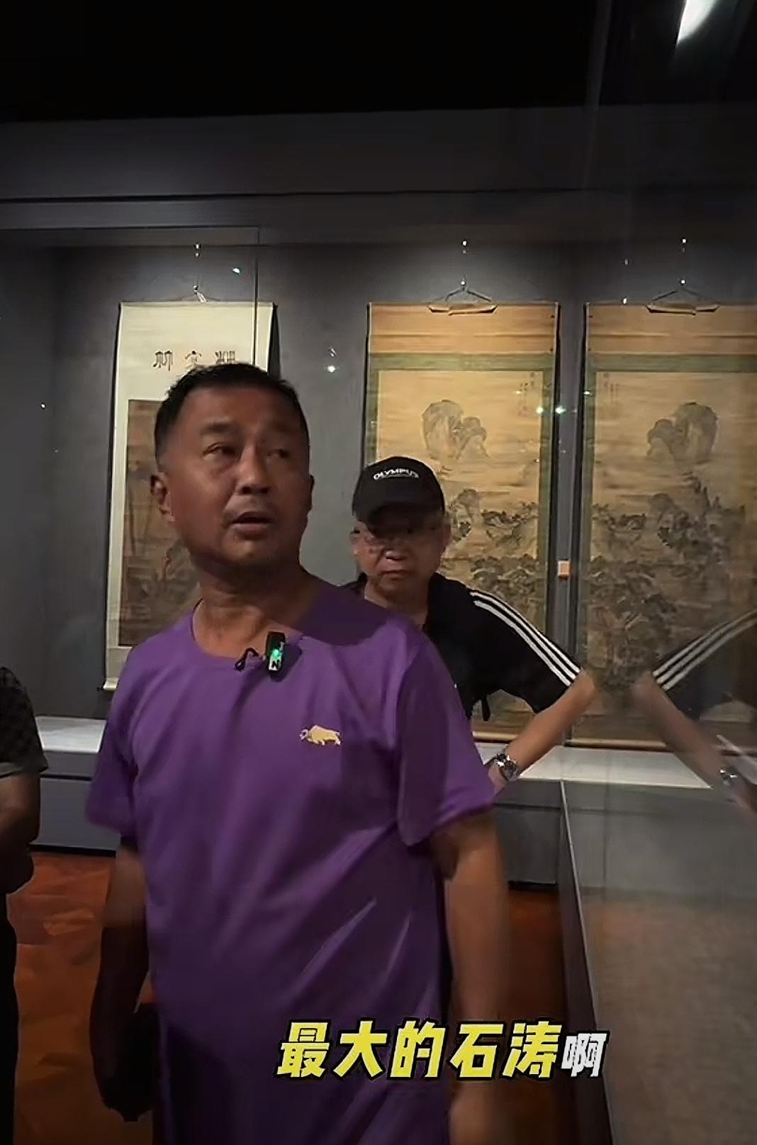 沈巍参观艺术馆，再现行走的百科全书场景。

近日，沈巍参观一艺术馆，指着一幅竹林