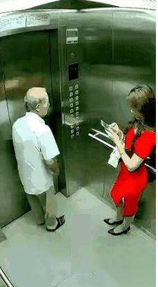 一段电梯里面的监控片段：电梯还在往楼上走，一个六七十岁的老头，突然把手伸向了旁边